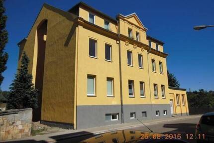 Gemütliche DG 3-Zimmer mit Wanne und Laminat in guter Lage! 3 Monate kaltmietfrei! - Limbach-Oberfrohna