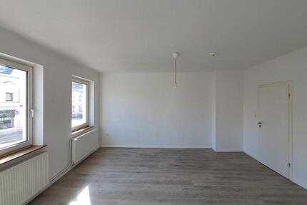 Anfragen NUR per E-Mail. Gepflegte 2-Zimmer Wohnung im 1.OG mit Balkon und Garderobenraum in der Nahe Innenstadt. - Bremerhaven