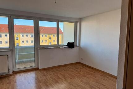 2-Raumwohnung mit Balkon im 1. OG inkl. zusätzlichem Zimmer mit Flur und Gäste-WC im DG mit Blick ins Grüne - Strehla