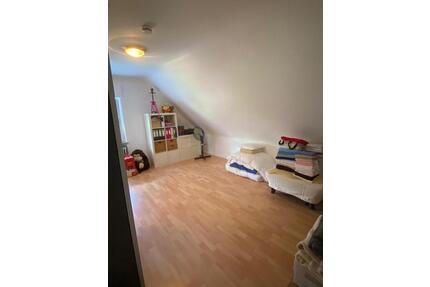 Helle freundliche 3 Zimmer DG-Wohnung, Badezimmer mit Badewanne und Fenster, EBK VB, Stellplatz - Mertesdorf