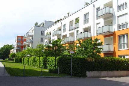 Wunderschöne, TOP gepflegte teilmöblierte 2-Zimmer Wohnung in begehrter Regensburger Lage. Unmittelbar bei den Unis, inkl. Einbauküche