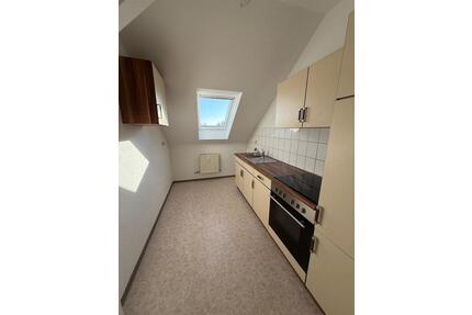 Helle DG 2-Zimmer mit Laminat, Wanne, eigenem Hausgarten mgl. und EBK! Stellplatz mgl. - Chemnitz Hilbersdorf