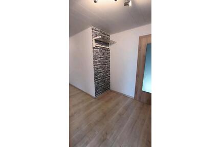 Helle Dachgeschosswohnung in Burglauer – 3 Zimmer mit Balkon