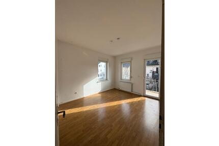 Traumhaftes WG-Zimmer mit Balkon in zentraler Lage - Mädels WG - Siegen