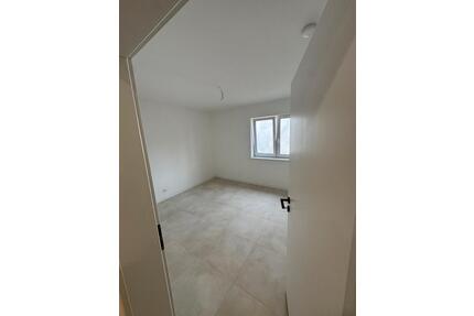 2 Zimmer Wohnung mit Terasse, NEU SANIERT - Augsburg Bärenkeller