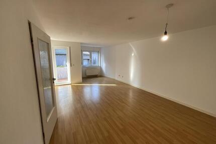 schöne helle 2-Zimmer Whg., EBK, Diele, Bad optional TG-Stellplatz - Köln Mülheim