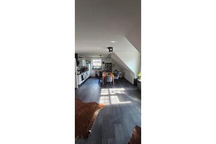 Ruhige 3 Zimmer Dachgeschosswohnung in einem Vierparteienhaus - Oeversee