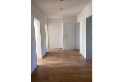 Frisch saniert! Schöne 3-Zimmer Wohnung mit großem Balkon. - Hildesheim Himmelsthür