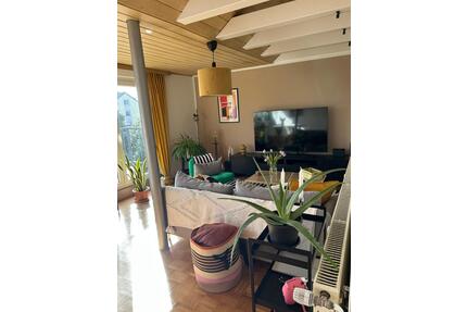 Helle 2 Zimmer DG-Wohnung mit Einbauküche und Balkon in Duisburg