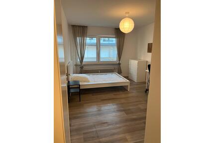 Helles, ruhiges, möbliertes WG-Zimmer in Vierer-WG für Student*in - München Ramersdorf-Perlach