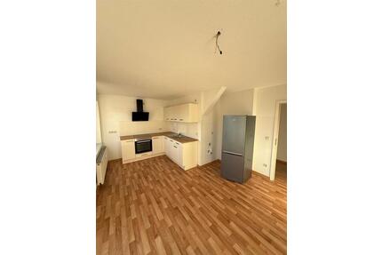 Großzügige DG 2-Zimmer mit Laminat, EBK, Balkon und Wannenbad! - Chemnitz Hilbersdorf