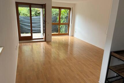 2 Zimmer Terrassen Wohnung ca 56 qm ab Sofort. KM 750 - Fürth Eigenes Heim