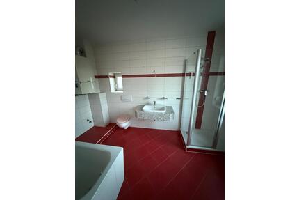 Gemütliche 3,5-Zimmer mit Laminat, SP, Wanne und Dusche in guter Lage! - Meerane