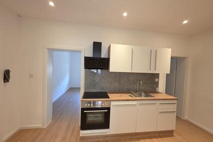 Frisch sanierte helle 2-Zimmer Wohnung mit Einbauküche sehr zentral neben Bahnhof - Karlsruhe Südstadt