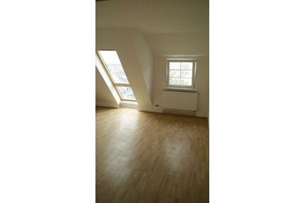 Zimmer in 4er WG Zentral Dachgeschoss WG-Zimmer 23 m² befristest / Probewohnen für 6 Monate. - Stuttgart