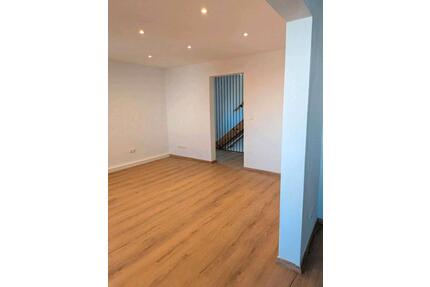 helle 5,5 Zimmer Wohnung neu renoviert zwei Bäder Einbauküche - Baunach