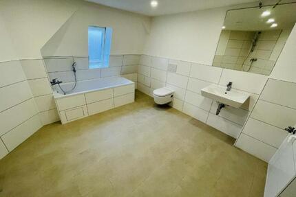 **Ihr neues Zuhause wartet: 4-Raum-Wohnung mit Komfort-Badezimmer und großzügigem Wohnambiente!** - Gera
