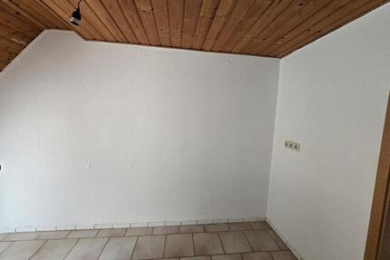 Helle 2,5-Zimmer Dachgeschosswohnung in Weißenfels