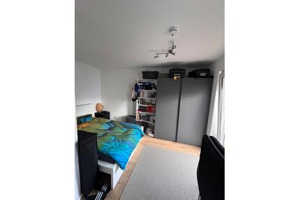 WG-ZIMMER IN MÜNCHEN MIT BALKON (PRÄFERIERT FRAUEN)
