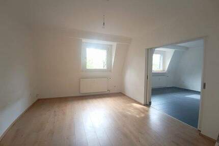 Duisburg-Alt-Hamborn, Kampstraße 63 - Frisch renovierte 2 Zimmer-Wohnung im 3.OG ab Juni 2026 mieten !!