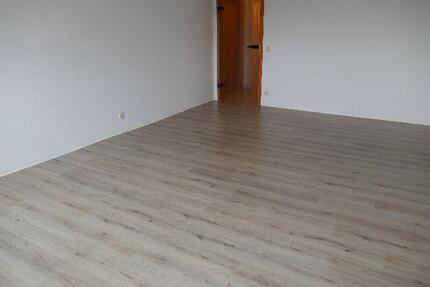 2024 renoviert! Helle neue 1 Zimmer Wohnung mit großer Küche, Dusch-Bad, Einbauküche u. Kfz.-Platz! - Hessisch Oldendorf