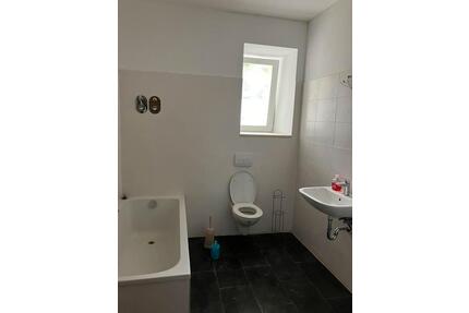 Zweitbezug nach San.! Großzügige 2-Zimmer mit Wanne, EBK und Laminat in zentraler Lage - Chemnitz Bernsdorf