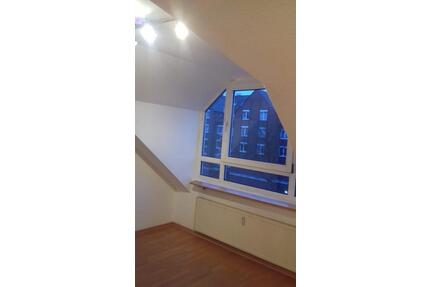 Schöne Dachgeschosswohnung mit Stellplatz zu vermieten - Düsseldorf Stadtbezirk 8