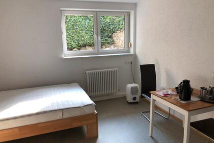Ein Zimmer nur an weibliche Person zu vermieten. - March