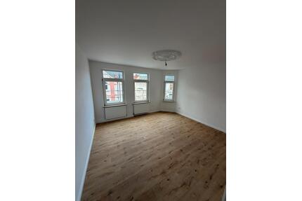 Frisch kernsanierte Altbauwohnung- 3 Zimmer mit Balkon & Küche - Bremerhaven