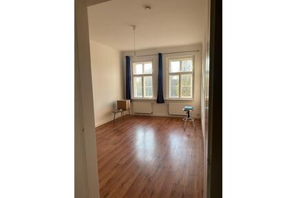 2er WG Zimmer mit einem Mann + Wohnzimmer, Balkon - Leipzig Ost