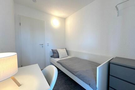 Möbliertes Zimmer frei in Frauen-WG – Friedrich-Ebert-Straße 15, Schwalbach am Taunus!