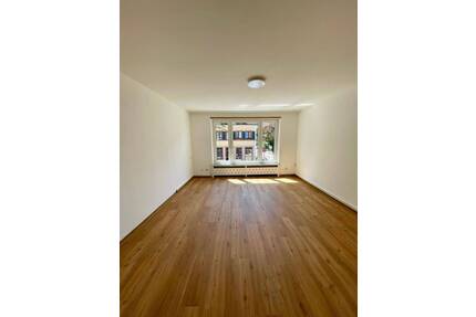 AB SOFORT 1 ZIMMER VERFÜGBAR oder AB 15.07.2026 EIN WEITERES Renovierte 5er-WG in zentraler Lage in Kehl – helle und großzügige Zimmer zur Miete