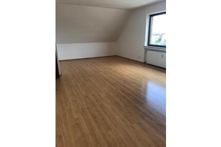 Vermiete helle 2,5 Zimmer 90 m2 Dachgeschosswohnung mit Balkon - Bornheim