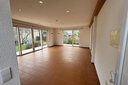 Attraktive 4-Zimmer Erdgeschosswohnung mit großem Garten und Einbauküche in Hessigheim - Pfaffenhofen