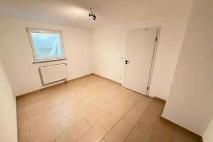 2 Zimmer Wohnung im Souterrain - frisch renoviert - Rüsselsheim am Main