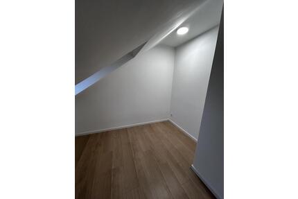 Modernisierte Dachgeschosswohnung mit Charme – 2 Zimmer in Mönchengladbach-Rheydt