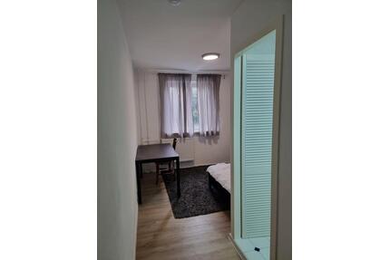 Möbliertes Zimmer mit eigenem Bad in Stuttgart-Zuffenhausen – 700