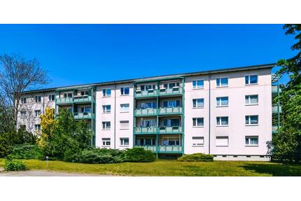 Mehr als Standard: 2 Zimmer mit Balkon, großes Bad mit Wanne + Dusche, Wohnküche und Abstellraum - Hoyerswerda