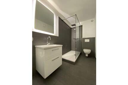 Moderne 2 Zimmer Wohnung mit Balkon, Stellplatz und Einbauküche in D-Niederkassel - Düsseldorf