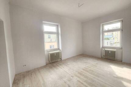 WG geeignete, Renovierte 3-Zi-Altbauwohnung mit Blick auf Festung und Steinburg - Würzburg Zellerau