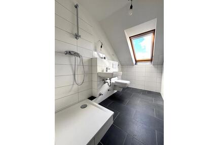 gemütliche Dachgeschoss Wohnung mit nagelneuem Badezimmer! - Dortmund Mengede