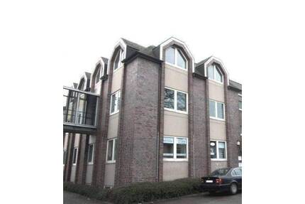 **Alt-Rahlstedt, Erstbezug nach Komplettsanierung, offene 2-Zi-Wohnung, 2. OG, Balkon, TG Stellplatz** - Hamburg