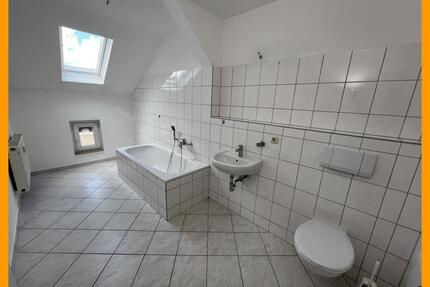 Mit Einbauküche! Preiswerte 2 DG-Zimmer Wohnung im Zentrum von Weida!