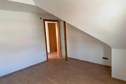 3 Zimmer Dachgeschosswohnung - 950,00&nbsp;EUR Kaltmiete, ca.&nbsp; 65,00&nbsp;m&sup2; in Haan (PLZ: 42781)