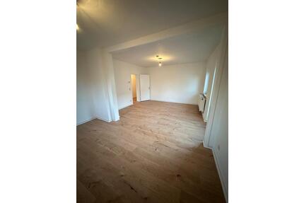 Großes Wohnzimmer mit Balkon - 549,00&nbsp;EUR Kaltmiete, ca.&nbsp; 57,71&nbsp;m&sup2; in Minden (PLZ: 32427) Bärenkämpen