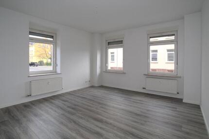 4 Zimmer im EG... attraktives Laminat... mit Duschbad - Limbach-Oberfrohna