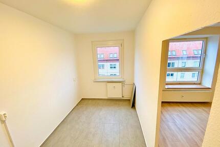 Innenstadt Wohnung, 2 Zimmer mit Balkon, Küche mit Fenster - Neubrandenburg