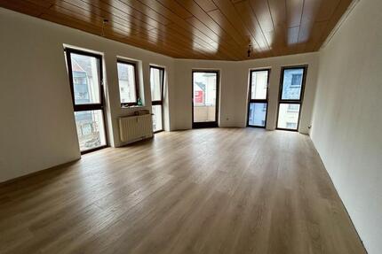 Helle 2-Zimmer-Wohnung (58 m²) | Neue Einbauküche | Balkon | Aufzug | WG-geeignet - Essen Stadtbezirk III