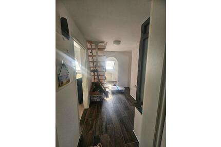 3 Zimmer dg Wohnung - 950,00&nbsp;EUR Kaltmiete, ca.&nbsp; 90,00&nbsp;m&sup2; in Gundelfingen an der Donau (PLZ: 89423)