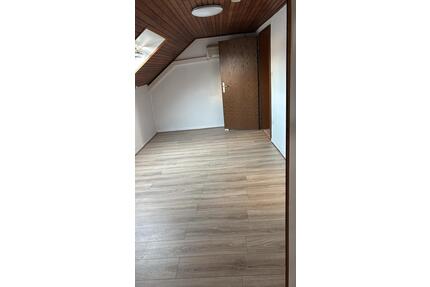 2,5-Zimmer Dachgeschosswohnung in Oberhausen zu vermieten
